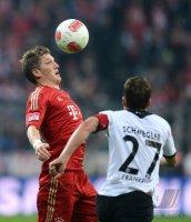 Fussball 1. Bundesliga, Saison 2012/2013:  Bastian Schweinsteiger (li, FC Bayern Muenchen) gegen Pirmin Schwegler (Eintracht Frankfurt)