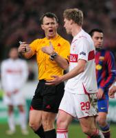 FUSSBALL  International CHL 09/10 : Schiri Bjorn Kuipers mit  Pavel Pogrebnyak, Pawel Pogrebnjak (VfB Stuttgart)