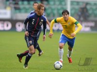 FUSSBALL INTERNATIONAL:  Keisuke Honda (li, Japan) gegen Kaka (Brasilien)