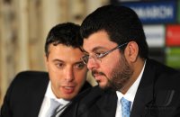 2. Fussball Bundesliga: (v. li.) Hamada Iraki (Dolmetcher) , Investor Hasan Ismaik