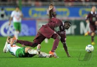 Fussball 1. Bundesliga, Saison 2011/2012: Philipp Bargfrede (li, SV Werder Bremen)  gegen Dorge Kouemaha (1. FC Kaiserslautern)