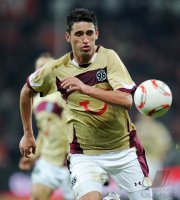 Fussball: 1. Bundesliga Saison 2010/2011: Hannover, HAGGUI am Ball