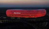 Fussball 1. Bundesliga: ALLIANZ ARENA, Aussenansicht mit Roter Beleuchtung
