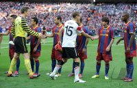 Fussball Champions League Finale 2011: Edwin van der Sar (li, Manchester United FC) mit Nemanja Vidic (Mitte, Manchester United FC) und Lionel Messi (re, Barca)