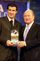 FIFA Joseph S. Blatter (re) mit Luis Figo (Portugal)