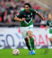 Fussball: 1. Bundesliga Saison 2010/2011: Bremen, PIZARRO am Ball