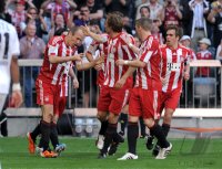 Fussball 1. Bundesliga : JUBEL nach dem TOR zum 1:0 mit  Arjen Robben, Andreas Ottl,  Bastian Schweinsteiger, Andreas Ottl (v. li., FC Bayern Muenchen)