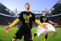 Fussball 1. Bundesliga :  Moritz Leitner, Mats Hummels (v. li., Borussia Dortmund) mit einer Meisterschale