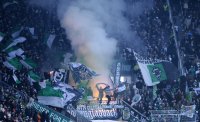 Fussball 1. Bundesliga, Saison 2011/2012:  Borussia Moenchengladbach Fans mit Fahnen in der Fankurve
