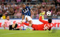 FUSSBALL SERIE A:  TOR zum 1:0 von Samuel Eto'o , Eto (Mitte, Inter Mailand) gegen Sirigu Salvatore (re, Palermo)