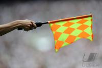 1. FUSSBALL BUNDESLIGA: Fahne vom Linienrichter