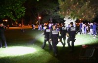 Tuebinger Nachtleben, Menschenansammlung im Bota (Alte Botanischen Garten) in der Nacht auf Sonntag