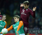 Fussball 1. Bundesliga: Bremen - Kaiserslautern, Zweikampf