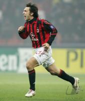 Fussball UCL: Mailand - Schalke, Zweikampf