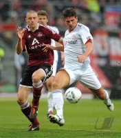 Fussball 1. Bundesliga, Saison 2011/2012: Timmy Simons (li, 1 FC Nuernberg) gegen Mario Gomez (FC Bayern Muenchen)