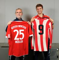 Fussball 1. Bundesliga : Gerd Mueller mit Thomas Mueller , FC Bayern Muenchen