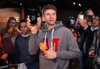 Offizielle Uebergabe der Gigaset ME Smartphones an den FC Bayern Muenchen