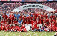 Fussball, 1. Bundesliga  Saison 13/14: Jubel FC Bayern Muenchen mit Schale