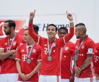 Fussball 1. Bundesliga Saison 15/16: Jubel FC Bayern Muenchen mit Schale