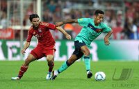 Fussball International Audi Cup 2011: Danijel Pranjic (li, FC Bayern Muenchen) gegen Alcantara Thiago (re, Barca)