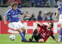 Fussball UCL: Schalke - Mailand, Zweikampf