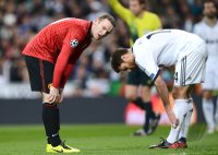 FUSSBALL INTERNATIONAL CHL ACHTELFINALE 12/13: Wayne Rooney (li, Manchester United FC) gegen Mesut Oezil (Real Madrid)