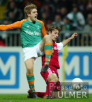 Fussball 1. Bundesliga: Bremen - Bayern, Zweikampf
