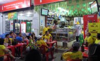 FUSSBALL WM 2014; Brasilianische Fans schauen WM Spiel Brasilien - Kolumbien