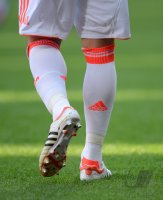 Fussball 1. Bundesliga, Saison 2011/2012: STUTZEN MIT ADIDAS SCHUHEN im neuen Dress