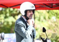 Oberbuergermeister Boris Palmer (Parteilos) bei einer Probefahrten mit einem E-Roller