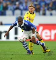 Fussball 1. Bundesliga : Marcel Schmelzer (re, Borussia Dortmund) gegen Jefferson Farfan (li, FC Schalke 04)