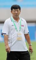 FUSSBALL INTERNATIONAL: Trainer Kim Jong Hun (Nordkorea)