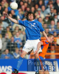 Fussball 1. Bundesliga: Bochum - Schalke, Zweikampf