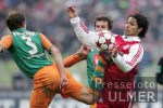 Fussball 1. Bundesliga: Bayern - Bremen, Zweikampf