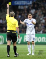 FUSSBALL CHL  Saison 10/11:  Kyriakos Papadopoulos (FC Schalke 04) bekommt die Gelbe Karte von Schiri Martin Atkinson