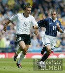 FUSSBALL Schottland -Deutschland   Schneider (GER) am BAll
