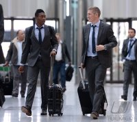 FUSSBALL INTERNATIONAL  CHL Halbfinale 11/12: David Alaba (li,) mit Bastian Schweinsteiger (FC Bayern Muenchen)