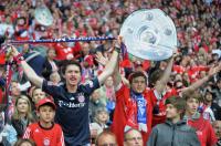 Fussball 1. Bundesliga : JUBEL  FANS  mit Schale (FC Bayern Muenchen)