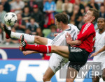 Fussball Bundesliga: Leverkusen - Bayern, Zweikampf