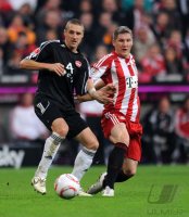 Per Nilsson (li, 1 FC Nuernberg)  gegen Bastian Schweinsteiger (re, FC Bayern Muenchen) (v.li.) Bayern Schlussjubel Bastian Schweinsteiger, Franck Ribery, Anatoliy Tymoshchuk (FC Bayern Muenchen)
