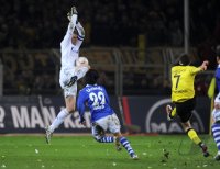 Fussball 1. Bundesliga : Torwart Manuel Neuer (li, FC Schalke 04)  rettet vor Robert Lewandowski (re, Borussia Dortmund)