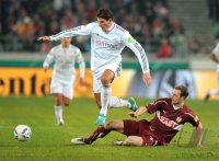 Fussball DFB Pokal, Saison 2011/2012, Viertelfinale: Mario Gomez (li, FC Bayern Muenchen) gegen Georg Niedermeier (VfB Stuttgart)
