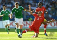 FUSSBALL INTERNATIONAL:  Miroslav KLOSE (li, Deutschland) gegen Goekhan INLER (Schweiz)