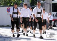 1. Fussball Bundesliga : FC Bayern in Lederhosen bei Paulaner