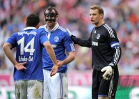Fussball 1. Bundesliga :  Kyriakos Papadopoulos,  Christoph Metzelder, Torwart Manuel Neuer (v. li., FC Schalke 04)
