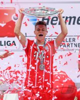 Fussball, 1. Bundesliga  Saison 16/17: Jubel FC Bayern Muenchen mit Schale