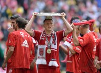 Fussball 1. Bundesliga  Saison  2012/2013: Bastian Schweinsteiger (FC Bayern Muenchen) mit Schale