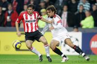 Fussball Champions League: Eindhoven - Mailand, Zweikampf