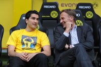 Fussball 1. Bundesliga : Nuri Sahin mit Geschaeftsfuehrer Hans Joachim Watzke (v. li., Borussia Dortmund)