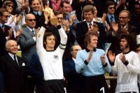 Fussball WM FINALE 1974: JUBEL DEUTSCHLAND; Beckenbauer mit WM Pokal